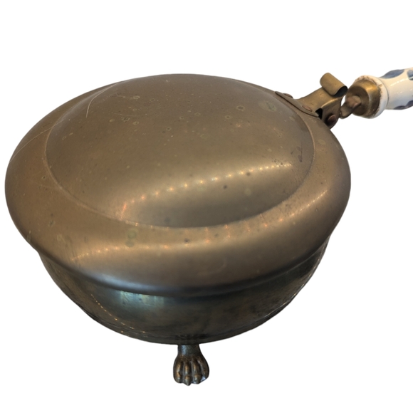 Vintage/Antique Brass footed Crumb Catcher/Silent Butler - Picture 9 of 16